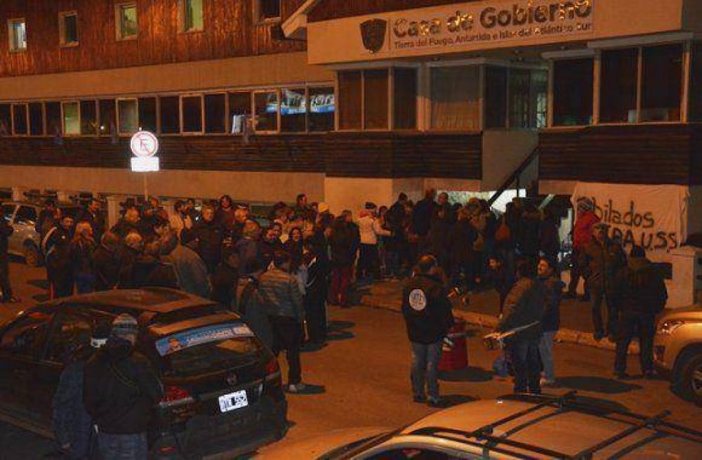 Vigilia de los jubilados en Gobierno por los fondos del IPAUSS