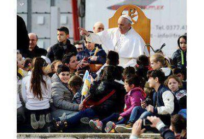El error es del mundo de los adultos, del sistema en el que los m�s d�biles son los m�s perjudicados, dijo el Papa en la Catequesis