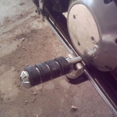 Se le cay� el �pedalin� de la moto, gir� en U para buscarlo y fue chocado