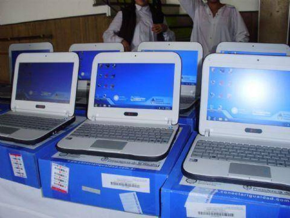 Entrega de netbooks en escuelas de las cinco localidades