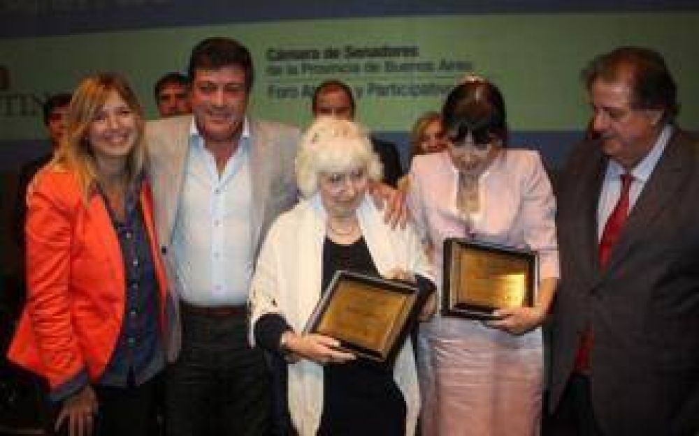 Senado bonaerense distingui� a 800 mujeres, entre ellas, a la madre y hermana de Cristina