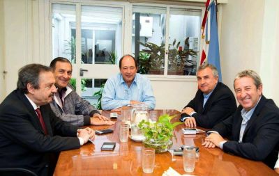 Presionado, Sanz acept� que Morales y Cobos negocien con Macri