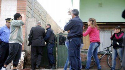 Ahorcaron y prendieron fuego a un joven en el interior de su casa