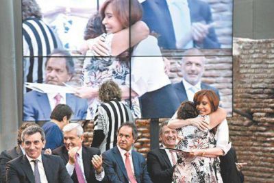 La Presidenta anunci� una inversi�n de 600 millones de d�lares de Renault y Nissan en el pa�s