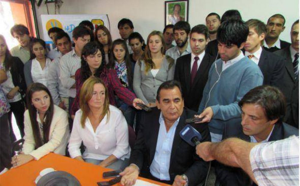 Molina defendi� su gesti�n y acus� a Z�ccaro de usar trabajadores municipales para hacer campa�a