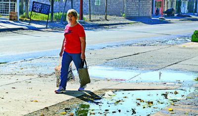Las aguas servidas coparon las calles del barrio 12 de Diciembre