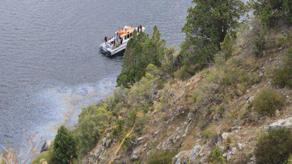 Encontraron el cuerpo del joven que secuestr� a su novia y se lanz� con su auto al lago L�car