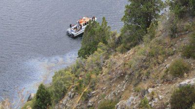 Encontraron el cuerpo del joven que secuestr� a su novia y se lanz� con su auto al lago L�car