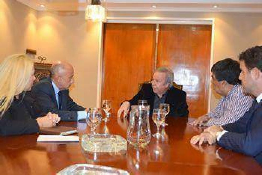 PERALTA SE REUNI� CON EL VICEGOBERNADOR Y LOS DIPUTADOS DE CALETA OLIVIA POR LAS OBRAS DE LA EMERGENCIA H�DRICA