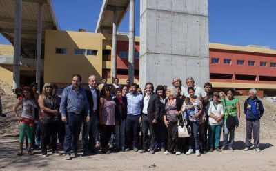 Sandro Guzm�n recorri� la obra del Hospital del Bicentenario en Escobar