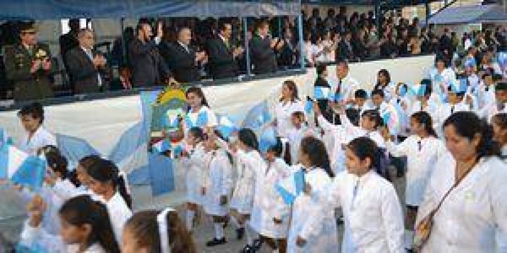 Emotiva promesa de fidelidad de miles de alumnos de cuarto grado