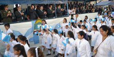 Emotiva promesa de fidelidad de miles de alumnos de cuarto grado