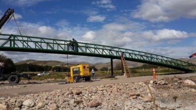 Comenz� la etapa final de construcci�n del puente de Villa Serrana La Gruta