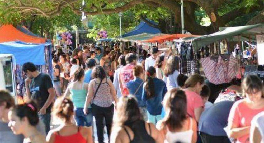 Multitudinaria presencia de visitantes a la tradicional feria de la plaza San Mart�n