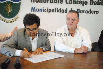 El Lic. Alejandro Arl�a firm� convenios con el Municipio de Baradero.