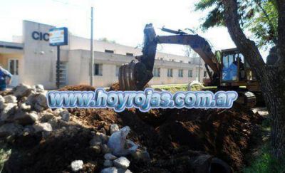 Se trabaja en una obra de desag�es en el sector del CIC