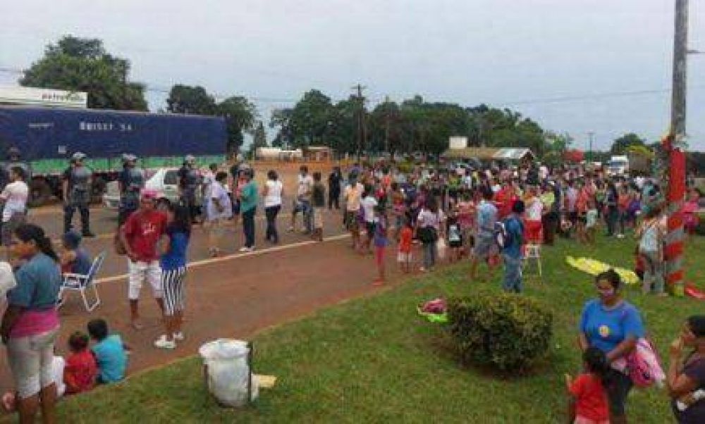 Tras 45 d�as de acampe: Tareferos de Montecarlo contin�an sin respuestas