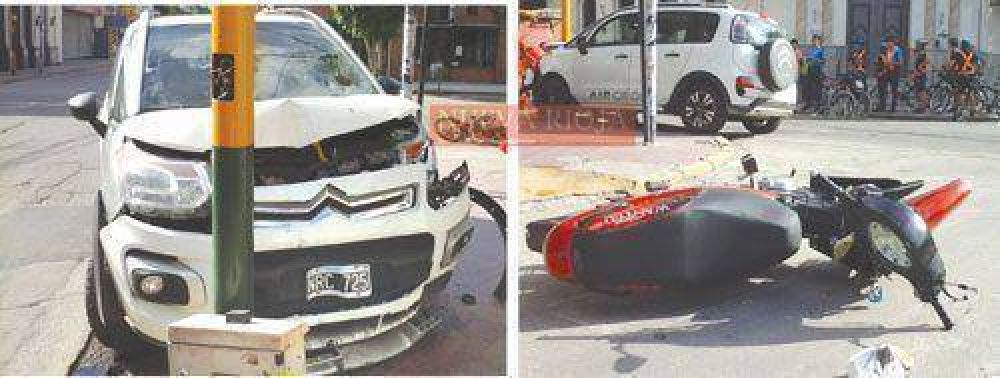 Una mujer con graves fracturas en un terrible choque en pleno centro