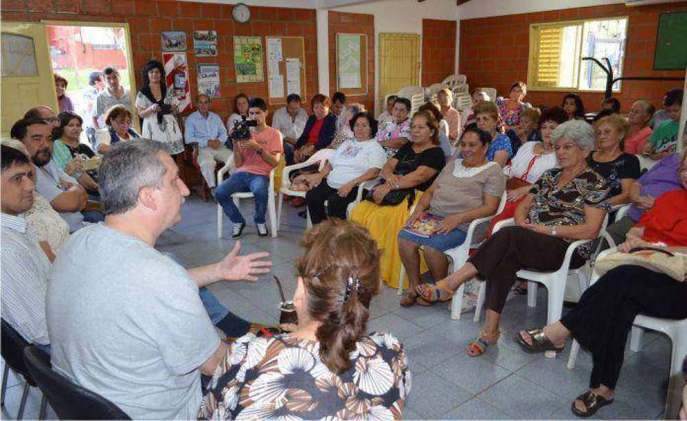 Passalacqua y Losada compartieron un encuentro con los abuelos del Club Centenario