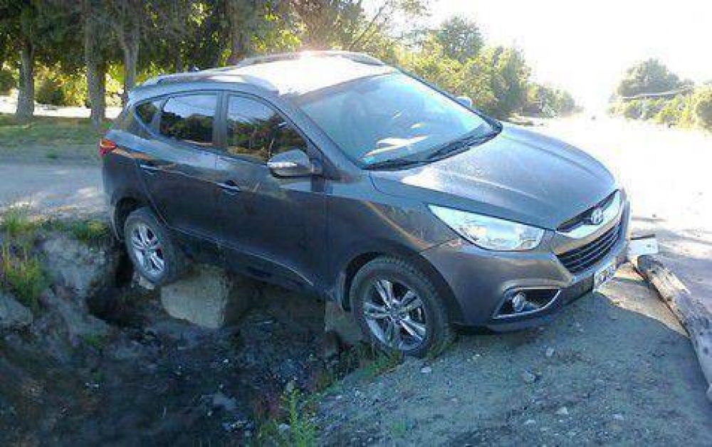 Otra vez, un auto qued� �colgado� en una alcantarilla
