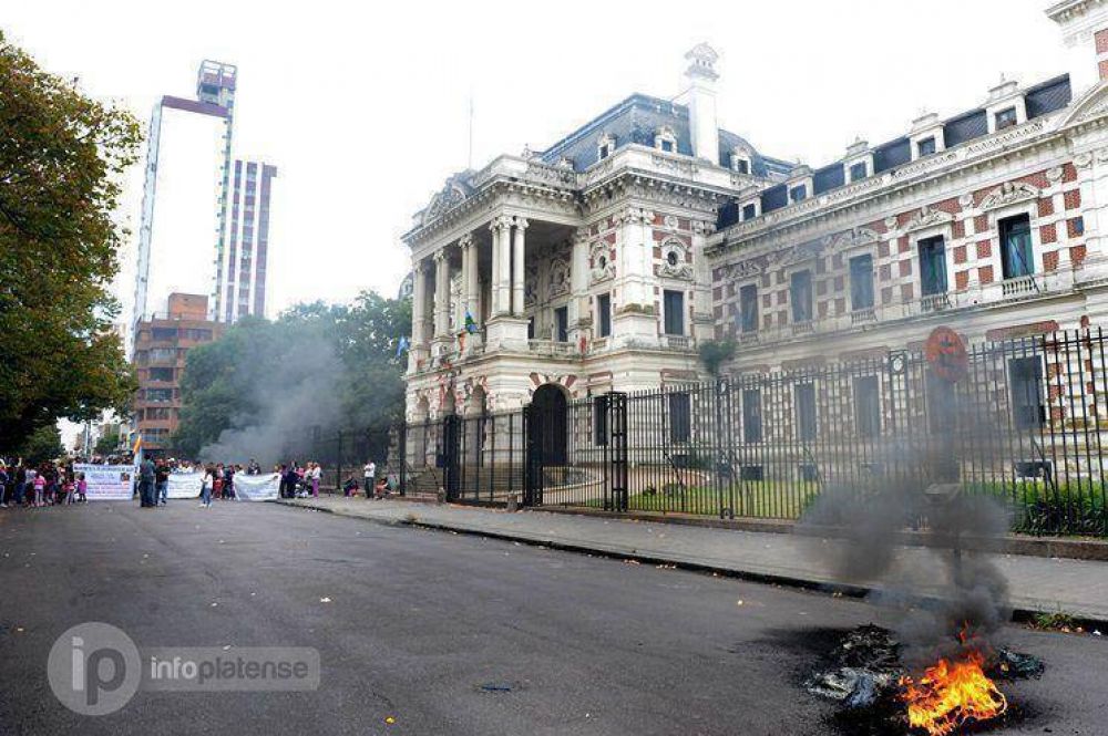 Exigen el pago de subsidios y repudian gasto millonario para �Tan Bi�nica�