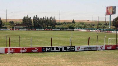 Absoluta impunidad: la barra de Independiente dialog� con los jugadores 