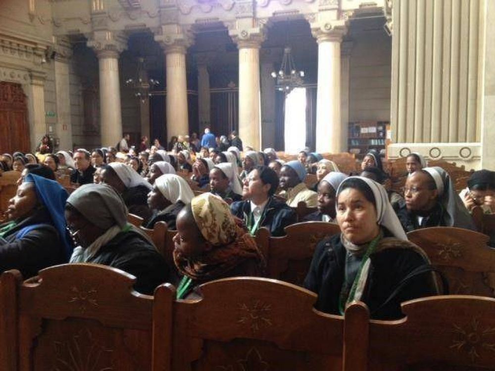 Sacerdotes y monjas visitan la Gran Sinagoga de Roma