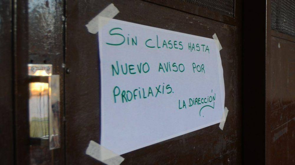 Tras la aparici�n de los roedores, ahora la escuela N�33 le sum� gusanos en el agua