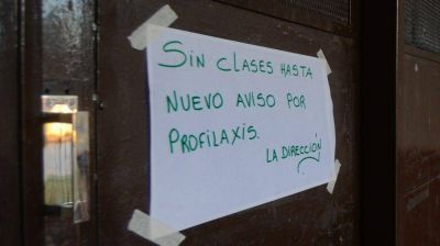Tras la aparici�n de los roedores, ahora la escuela N�33 le sum� gusanos en el agua