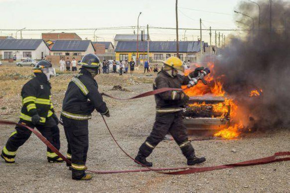 Fotos: Voraz incendio consumi� por completo un automovil