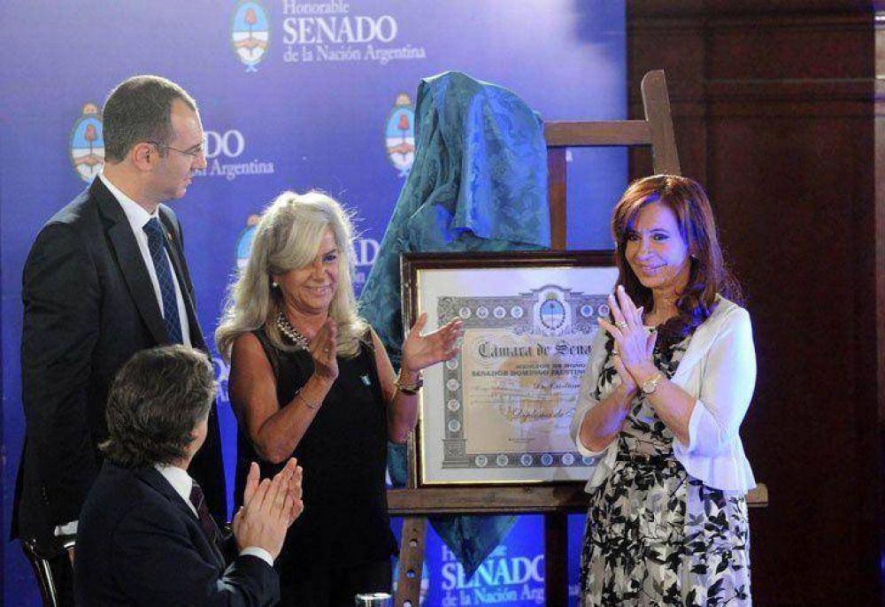Cristina homenaje� a Cristian Fuster, el neurocirujano que la oper�, en un acto en el Senado
