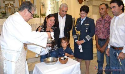 Con madrinazgo presidencial una decena de chicos correntinos fueron bautizados
