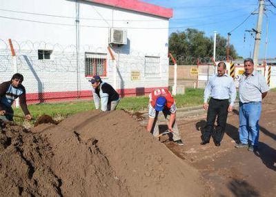 Larra�aga recorri� una obra de cord�n cuneta en la calle Gaich
