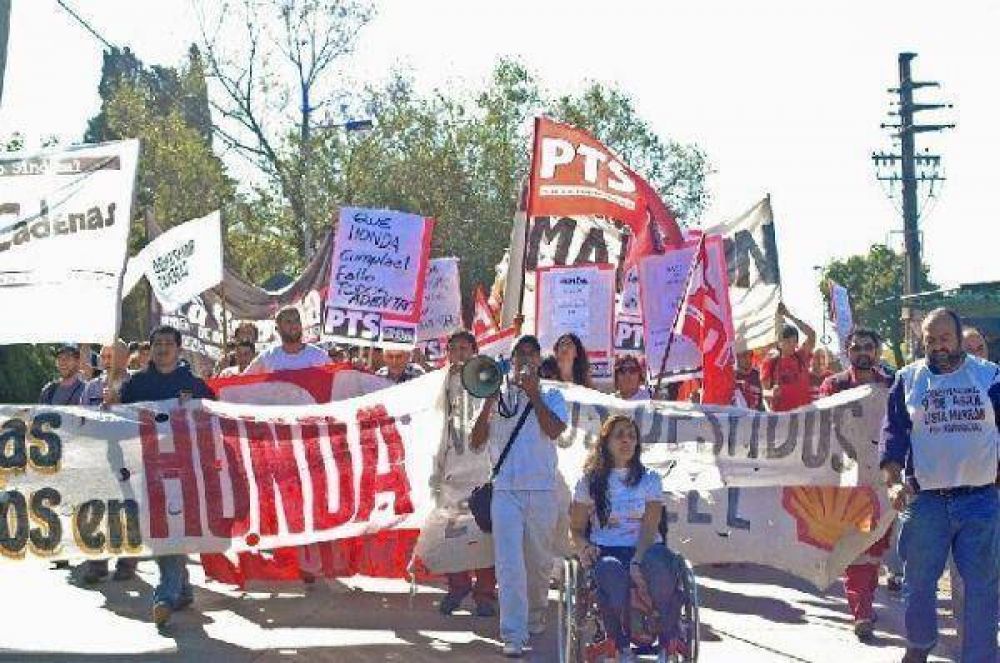 Trabajadores despedidos de Honda protestaron frente a la planta de Florencio Varela