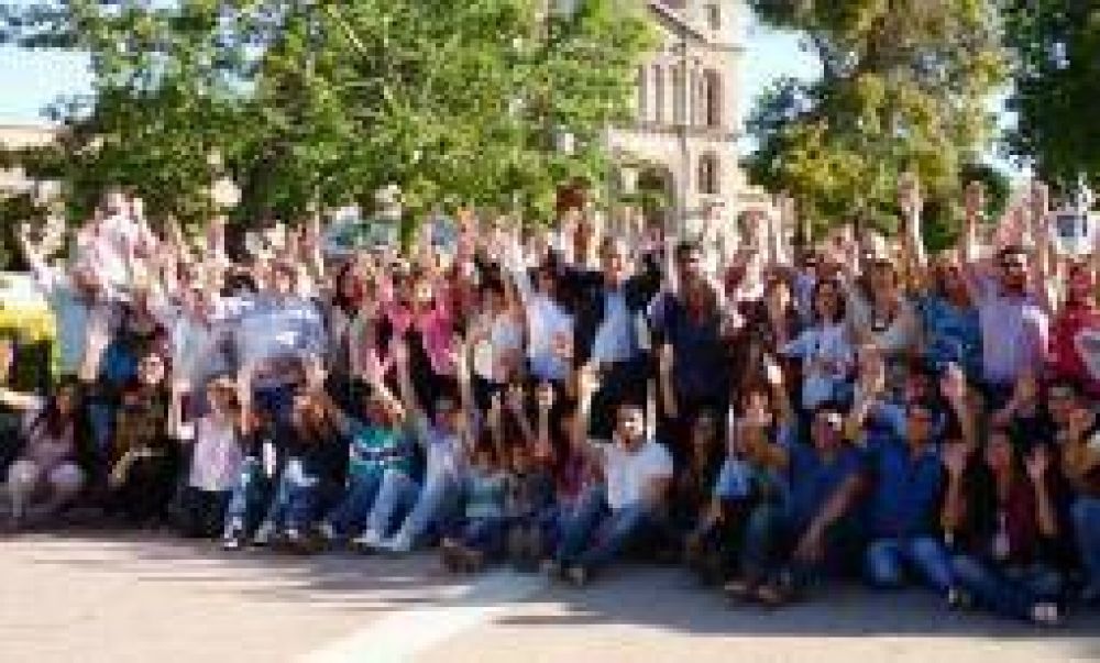 La campa�a de Mart�nez hace foco en el Instituto �Sumando Ideas�