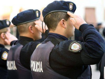 El Gobierno decret� un aumento del 35 por ciento para polic�as y penitenciarios