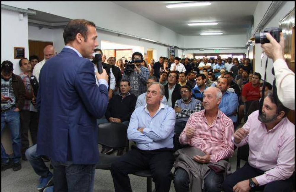 Guti�rrez particip� de la firma de convenios de capacitaci�n en la UOCRA