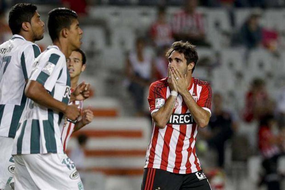 En La Plata, Estudiantes se prepar� para el festejo, pero perdi� con Nacional y se complic� en la Copa