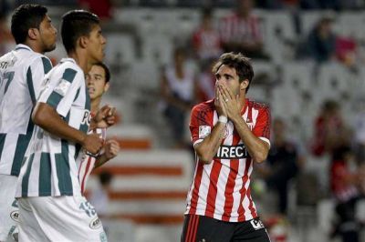 En La Plata, Estudiantes se prepar� para el festejo, pero perdi� con Nacional y se complic� en la Copa