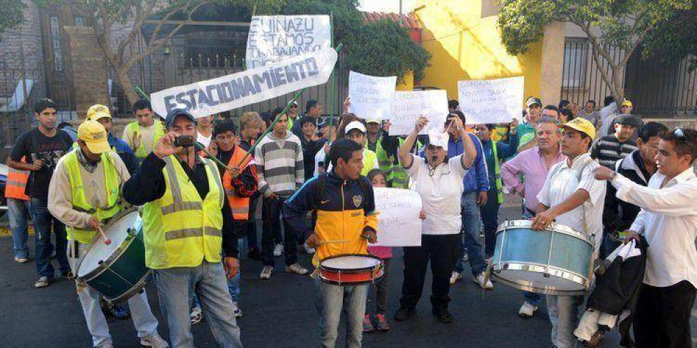  La Municipalidad us� a empleados de estacionamiento medido para escrachar a concejal