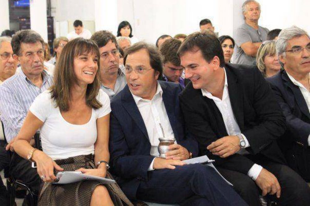 Malena junto a Guistozzi en la Mesa de Educaci�n de la Provincia de Buenos Aires