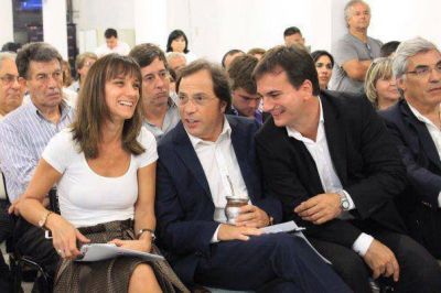Malena junto a Guistozzi en la Mesa de Educaci�n de la Provincia de Buenos Aires