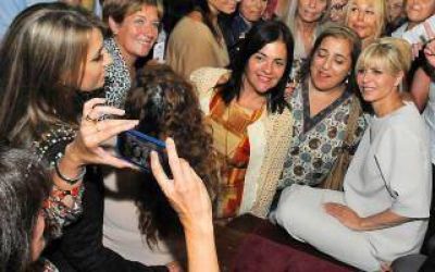 Karina Rabolini junto a mujeres emprendedoras de Bah�a Blanca