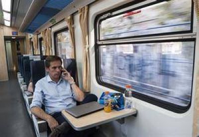 El tren a Rosario es moderno, pero lento y con pocos pasajeros