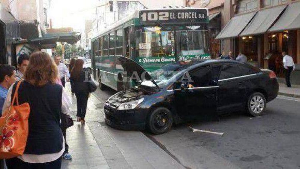 Colectivo arrastr� a un auto m�s de 30 metros