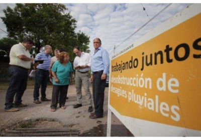 Barrio San Mart�n: avanza la limpieza de los desagues