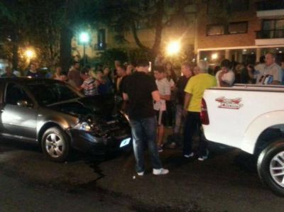 Choc�, se subi� al cantero central de Oro�o, volvi� a chocar y resisti� la detenci�n a golpes