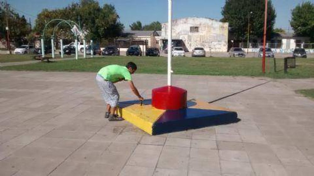 Trabajos de mantenimiento en Plaza 17 de Octubre