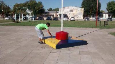 Trabajos de mantenimiento en Plaza 17 de Octubre