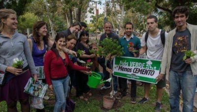 Lozano reparti� plantines en reclamo de espacios verdes